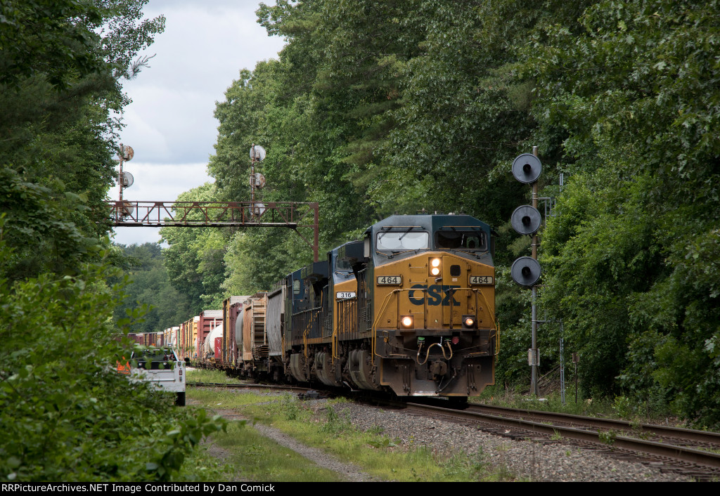 CSXT 464 Leads M426 at CPF-307